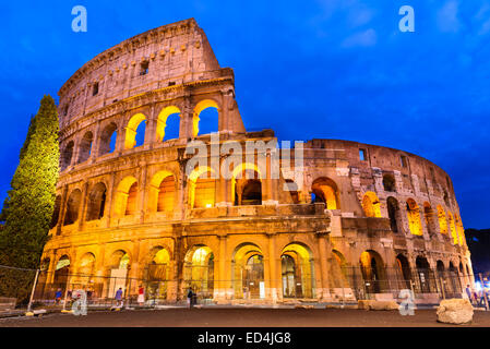 Kolosseum, Rom, Italien. Twilight-Blick auf Kolosseum bekannt als Flavian Amphitheater eine elliptische Amphitheater größte in Roman Empi Stockfoto