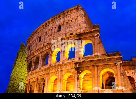 Kolosseum, Rom, Italien. Twilight-Detail-Ansicht des Kolosseums, elliptische Flavian Amphitheater im römischen Reich größte erbaute 80AD Stockfoto