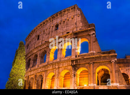 Kolosseum, Rom, Italien. Twilight-Detail-Ansicht des Kolosseums, elliptische Flavian Amphitheater im römischen Reich größte erbaute 80AD Stockfoto