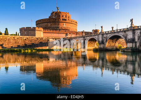 Rom, Italien. Brücke und Castel Sant Angelo und des Flusses Tiber. Als Mausoleum in 123AD alten römischen Reiches durch Kaiser Hadrian gebaut Stockfoto