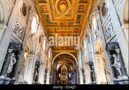 Rom, Basilika San Giovanni in Laterano. Papst-Altar und päpstlichen Wappen im gotischen Stil in San Giovanni in Laterano Kathedrale. Stockfoto