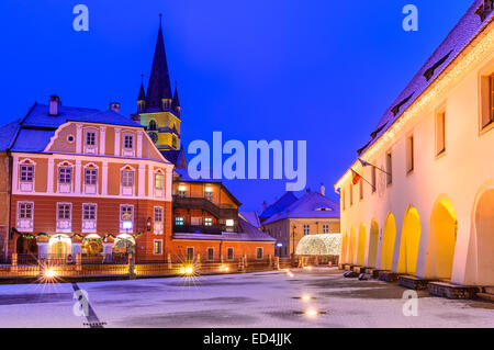 Sibiu, Transylvania. Evangelische Kathedrale dominiert Lügenbrücke kleines Quadrat mit Huetplatz, mittelalterlichen sächsischen Cit verbinden Stockfoto