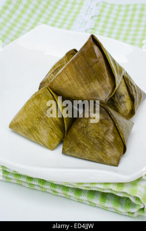 Gefüllte Teig-Pyramide-Dessert. Stockfoto