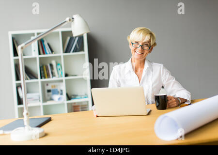 Frau im Büro Stockfoto