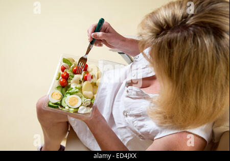 Frau, die ein gesundes Essen Konzept gemischter Salat essen Stockfoto