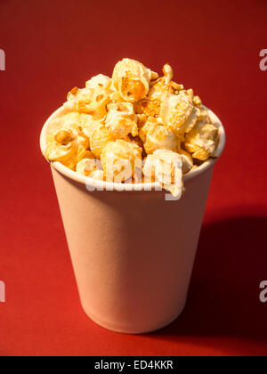 Popcorn in eine weiße Papiertüte Stockfoto