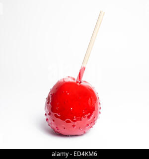 Glasierter Apfel rot auf weißem Hintergrund (isoliert) Stockfoto