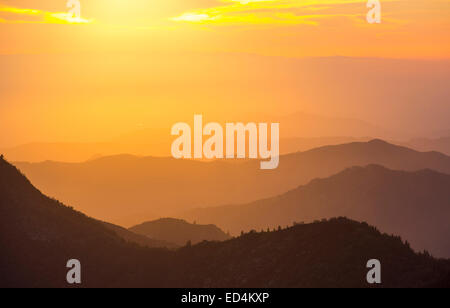 Blick von Moro Rock in den Sequoia Nationalpark Kalifornien, USA, in das Central Valley bei Sonnenuntergang. Stockfoto