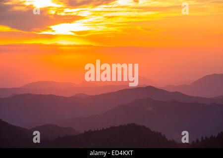 Blick von Moro Rock in den Sequoia Nationalpark Kalifornien, USA, in das Central Valley bei Sonnenuntergang. Stockfoto