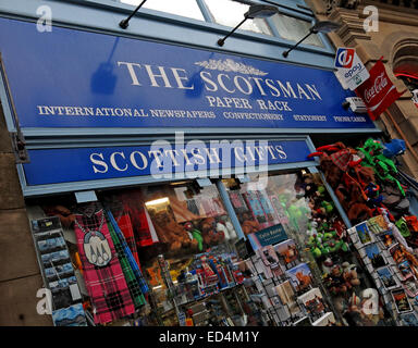 The Scotsman Newsagent and Paper Rack, Cockburn St Edinburgh, Schottland, Großbritannien Stockfoto