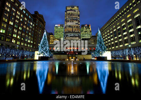 LONDON, UK 23. Dezember 2014: A Weihnachtszeit Ansicht von Cabot Square in den Docklands, in London am 23. Dezember 2014. Stockfoto