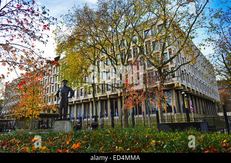 Fassade der amerikanischen Botschaft in Grosvenor Square, London W1 mit Statue von General Dwight D Eisenhower vor. Stockfoto