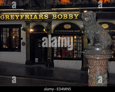 Greyfriars Bobby historische Kneipe in der Abenddämmerung, Altstadt von Edinburgh, Hund draußen, Lothian, Schottland - mit Bobby Stockfoto