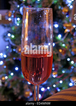 Die Gefahren des festlichen Trinkens, noch ein Glas Rosenwein, zu Weihnachten, vor dem Baum der Dekoration - halbes Glas Stockfoto