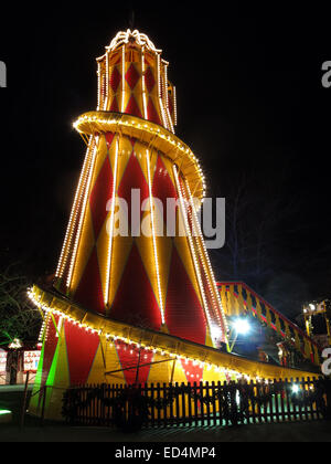 Traditionelle Fahrgeschäfte, die große Rutsche in der Nacht in Edinburgh Hogmanay Stockfoto