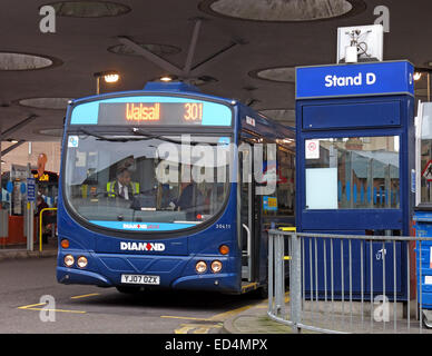 NXWM Walsall Bus Station St Pauls Street Stand D mit 301 Diamond Bus, Stadtzentrum, West Midlands, England, UK, WS1 1LG Stockfoto