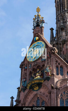 Detail der Schnitzereien an der Frauenkirche oder Frauenkirche Kathedrale auf dem Marktplatz, Nürnberg, Deutschland Stockfoto