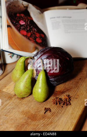 Zutaten für gewürzter Rotkohl mit Birnen Sternanis und Nelken auf Schneidebrett Stockfoto