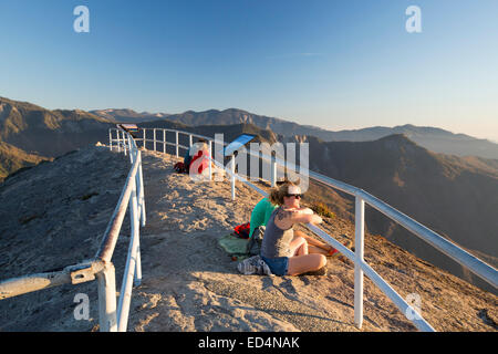 Touristen auf dem Gipfel des Moro Rock ein Granit Felsen Aussichtspunkt im Sequoia National Park, Yosemite, USA. Stockfoto