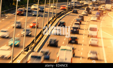 Autobahn in den Abend Licht, Rush hour Stockfoto