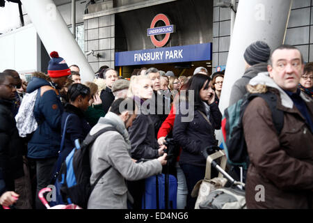 Finsbury Park, London, UK. 27. Dezember 2014. Tausende von Passagieren bei Finsbury park Station nach Schließung wegen Überfüllung Credit: fantastische Kaninchen/Alamy Live News Stockfoto