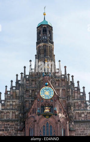 Detail der Schnitzereien an der Frauenkirche oder Frauenkirche Kathedrale auf dem Marktplatz, Nürnberg, Deutschland