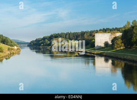 Marker auf Rhein-Main-Donau-Kanal an der Europäischen Wasserscheide oder Wasserscheide am Pierheim, Deutschland Stockfoto