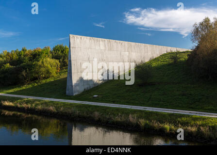 Marker auf Rhein-Main-Donau-Kanal an der Europäischen Wasserscheide oder Wasserscheide am Pierheim, Deutschland Stockfoto