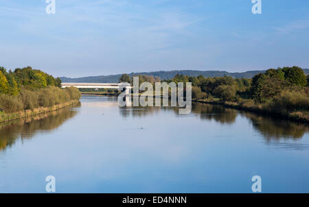 Brücke über den Rhein-Main-Donau-Kanal in der Nähe der Europäischen Wasserscheide oder Wasserscheide am Pierheim, Deutschland Stockfoto