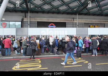 Finsbury Park, London, UK. 27. Dezember 2014. Bahnhof Finsbury Park ist wegen Überlastung geschlossen, Züge sind nicht zu stoppen am Kings Cross und Passagiere wurde gesagt, Finsbury Park, ins Chaos verursachen. Bildnachweis: Matthew Chattle/Alamy Live-Nachrichten Stockfoto