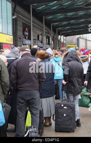 Finsbury Park, London, UK. 27. Dezember 2014. Bahnhof Finsbury Park ist wegen Überlastung geschlossen, Züge sind nicht zu stoppen am Kings Cross und Passagiere wurde gesagt, Finsbury Park, ins Chaos verursachen. Bildnachweis: Matthew Chattle/Alamy Live-Nachrichten Stockfoto