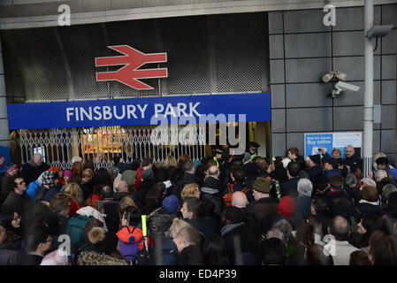 London, UK. 27. Dezember 2014. Finsbury Park Station enge nach King Cross Station Schließung brachte Elend gehen auf Urlaub oder Besuch der Familie einige seit stehen mehr als zwei Stunden in London. Bildnachweis: Siehe Li/Alamy Live News Stockfoto