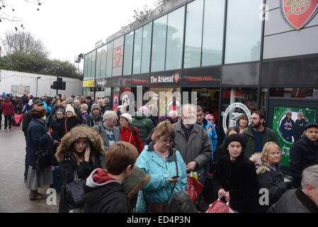 London, UK. 27. Dezember 2014. Finsbury Park Station enge nach King Cross Station Schließung brachte Elend gehen auf Urlaub oder Besuch der Familie einige seit stehen mehr als zwei Stunden in London. Bildnachweis: Siehe Li/Alamy Live News Stockfoto