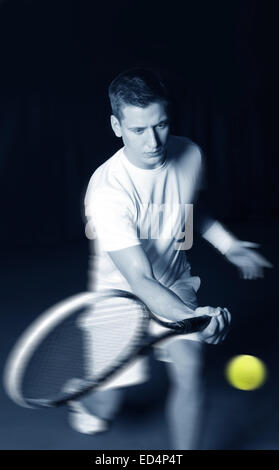 Junger Mann mit dem Tennisspielen Stockfoto