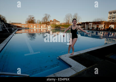 Kaltem Wasser schwimmen im Brockwell Lido in Brixton, London Stockfoto