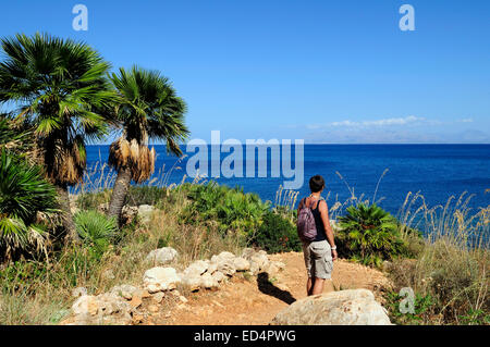 Ein Tourist auf das Pflaster des Zingaro natural Reserve, Sizilien Stockfoto