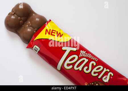 Neue maltesers Schokolade Teaser mit Wrapper geöffnet Inhalt auf weißem Hintergrund - Milchschokolade mit kleinen Nuggets der Wabe zu zeigen Stockfoto