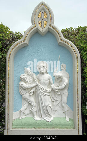 EIRE; MAYO; KLOPFE AN. SCHREIN; RELIEF 10TH STATION OF THE CROSS (Jesus abgestreift von Kleidungsstücken) Stockfoto