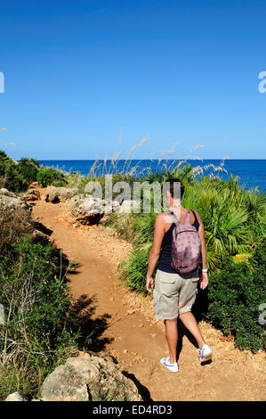 Ein Tourist auf das Pflaster des Zingaro natural Reserve, Sizilien Stockfoto