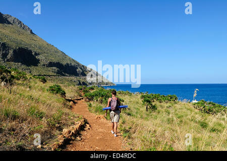 Ein Tourist auf das Pflaster des Zingaro natural Reserve, Sizilien Stockfoto