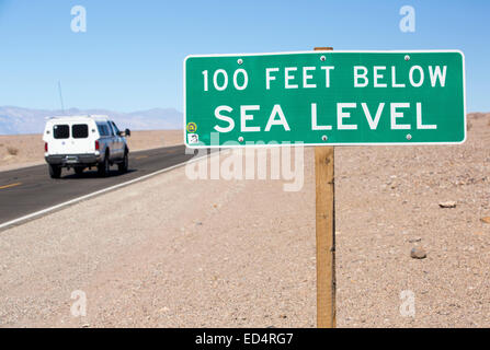 Ein Schild am 100 Fuß unterhalb des Meeresspiegels im Death Valley, die den niedrigsten, heißesten und trockensten Ort in den USA, mit einer durchschnittlichen jährlichen Niederschlagsmenge von etwa 2 Zoll einige Jahre ist, die es nicht überhaupt keinen Regen erhält. Stockfoto