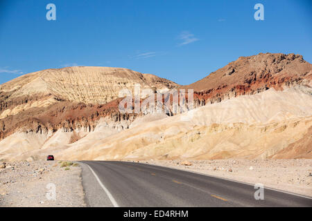 Die Straße durch das Death Valley, die den niedrigsten, heißesten und trockensten Ort in den USA, mit einer durchschnittlichen jährlichen Niederschlagsmenge von etwa 2 Zoll einige Jahre ist, die es nicht überhaupt keinen Regen erhält. Stockfoto