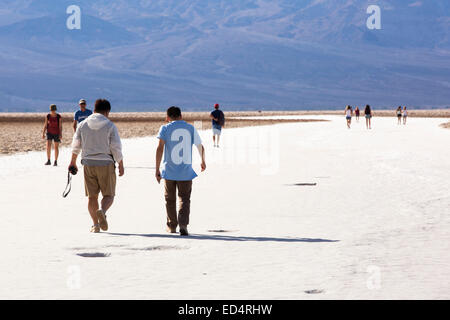 Touristen auf Salinen Badwater im Death Valley, die den niedrigsten, heißesten und trockensten Ort in den USA, mit einer durchschnittlichen jährlichen rai Stockfoto