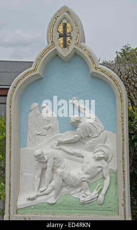 EIRE; MAYO; KLOPFE AN. SCHREIN; RELIEF; 11. STATION OF THE CROSS (Jesus Kreuz genagelt) Stockfoto