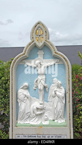 EIRE; MAYO; KLOPFE AN. SCHREIN; RELIEF 12TH STATION von THE CROSS mit GÄLISCHER Inschrift (Christus stirbt am Kreuz) Stockfoto