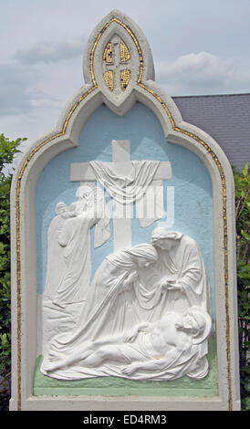 EIRE; MAYO; KLOPFE AN. SCHREIN;  RELIEF 13TH STATION OF THE CROSS (Jesus wird vom Kreuz abgenommen) Stockfoto