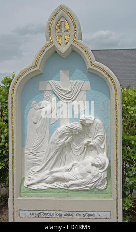 EIRE; MAYO; KLOPFE AN. SCHREIN; RELIEF 13TH STATION OF THE CROSS (mit GÄLISCHER Inschrift) Jesus wird vom Kreuz abgenommen Stockfoto