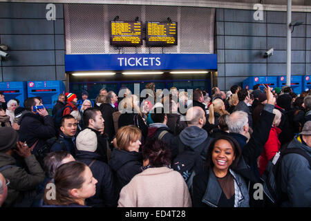 Finnsbury Park, London, 27. Dezember 2014. Alle Züge ein-und Kings Cross, einer der verkehrsreichsten Bahnhöfe in London, wurden dank Technikarbeit auf der East Coast mainline überrennen abgesagt. Eine begrenzte Sevice führt vom Finnsbury Park entfernt, die stark verstopft werden, mit British Transport Police gerufen, um die Kontrolle der Massen zu unterstützen. Bild: Reisende drängen den Vorplatz der Finnsbury Park Station warten ihrerseits auf die überlastete Station eingeben. Bildnachweis: Paul Davey/Alamy Live-Nachrichten Stockfoto