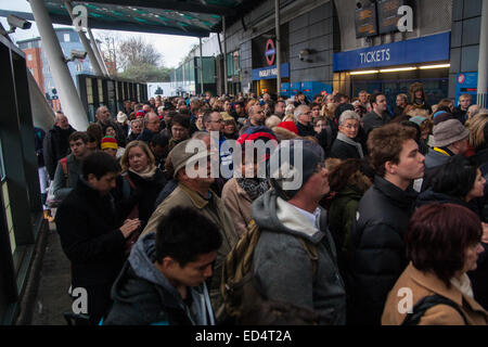 Finnsbury Park, London, 27. Dezember 2014. Alle Züge ein-und Kings Cross, einer der verkehrsreichsten Bahnhöfe in London, wurden dank Technikarbeit auf der East Coast mainline überrennen abgesagt. Eine begrenzte Sevice führt vom Finnsbury Park entfernt, die stark verstopft werden, mit British Transport Police gerufen, um die Kontrolle der Massen zu unterstützen. Bild: Hunderte Passagiere warten gespannt außerhalb Finnsbury Park Station Personal Zulassung zur Vermeidung von Überfüllung auf den Plattformen einschränken. Bildnachweis: Paul Davey/Alamy Live-Nachrichten Stockfoto