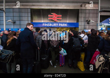 Finnsbury Park, London, 27. Dezember 2014. Alle Züge ein-und Kings Cross, einer der verkehrsreichsten Bahnhöfe in London, wurden dank Technikarbeit auf der East Coast mainline überrennen abgesagt. Eine begrenzte Sevice führt vom Finnsbury Park entfernt, die stark verstopft werden, mit British Transport Police gerufen, um die Kontrolle der Massen zu unterstützen. Bild: Fast Thgere! begrenzte Anzahl von Passagieren sind Finnsbury Park Station zugelassen als Mitarbeiter versuchen, die Überfüllung der Plattformen zu kontrollieren. Bildnachweis: Paul Davey/Alamy Live-Nachrichten Stockfoto